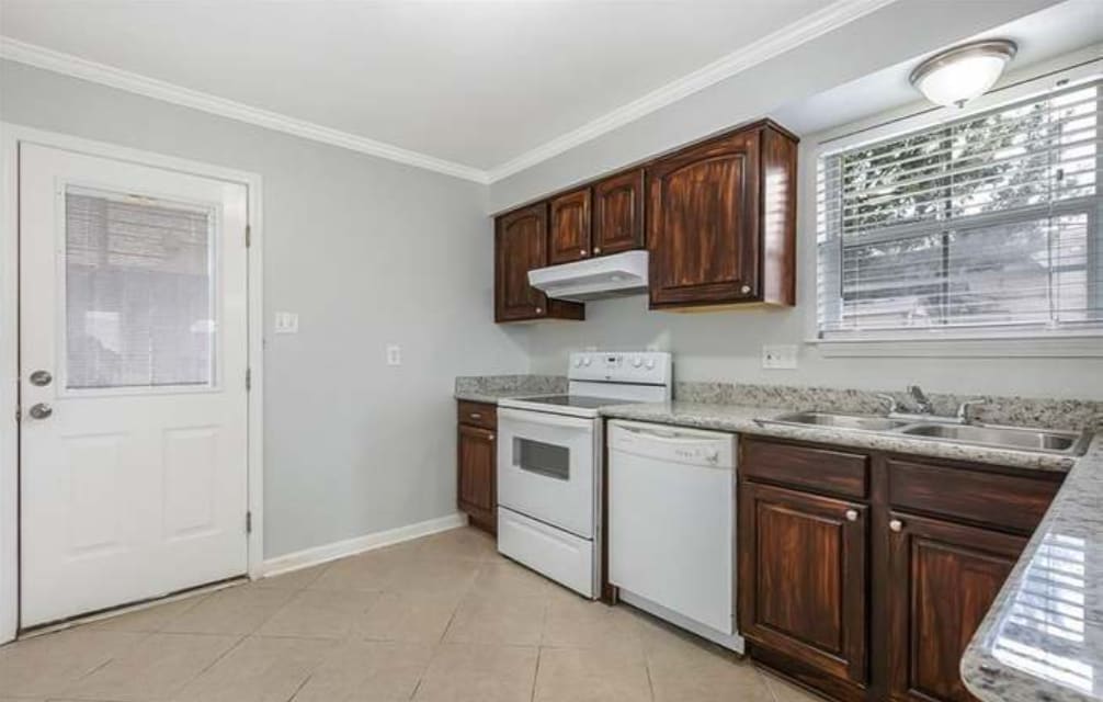 Building Photo - 4405 Barnett St. Unit D