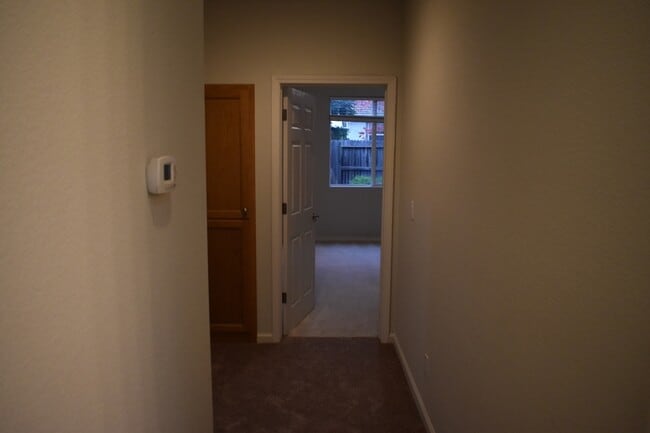 Building Photo - 570 Barclay Way