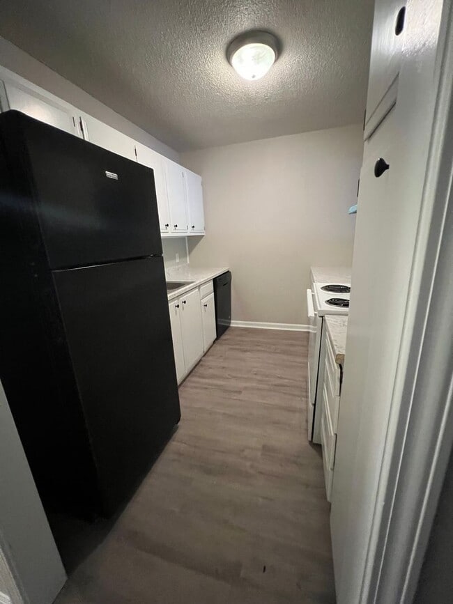 Building Photo - 1 Bedroom 1 Bath Remodeled Apartment