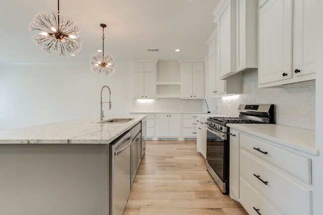 Building Photo - Custom built home in West Lubbock