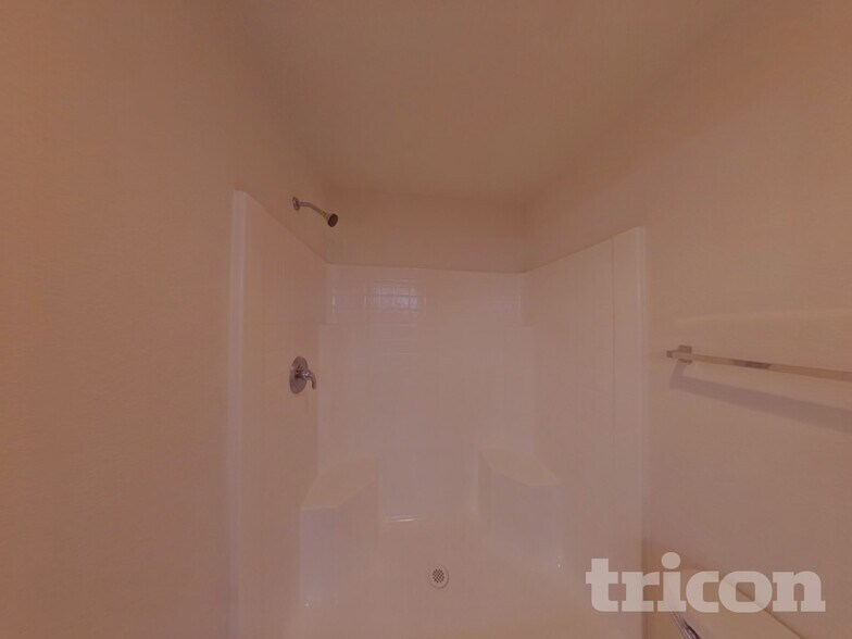 Building Photo - 1406 W Emerald Ave