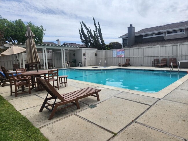 Building Photo - 626 Marlin Ct