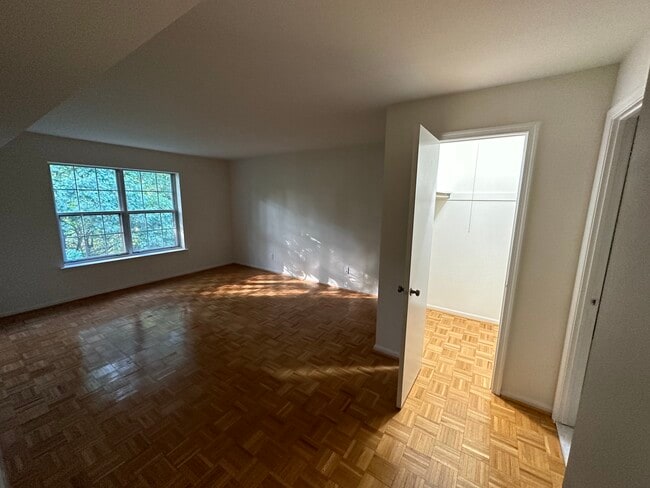 Building Photo - 1002 Valley Glen Rd