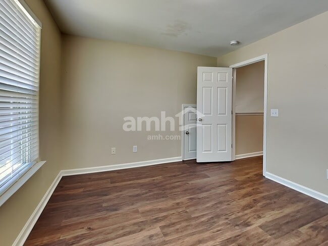 Building Photo - 830 Hyacinth Circle