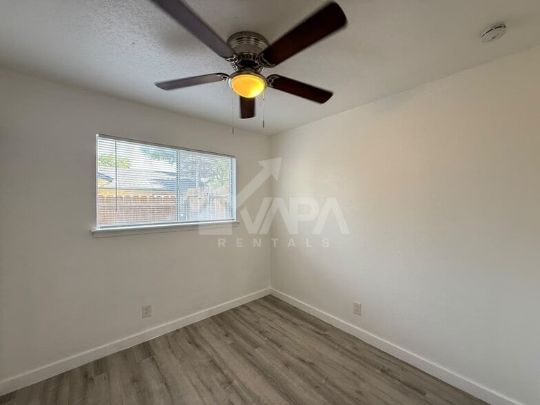 Building Photo - 2706 Lake Briar