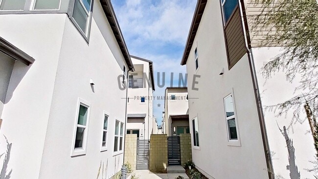 Building Photo - Spacious 4Bd 4Ba Tri-Level Home in Luna Park Community in Irvine