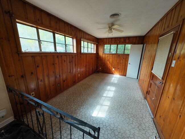 Building Photo - 3/2 Spacious Backyard