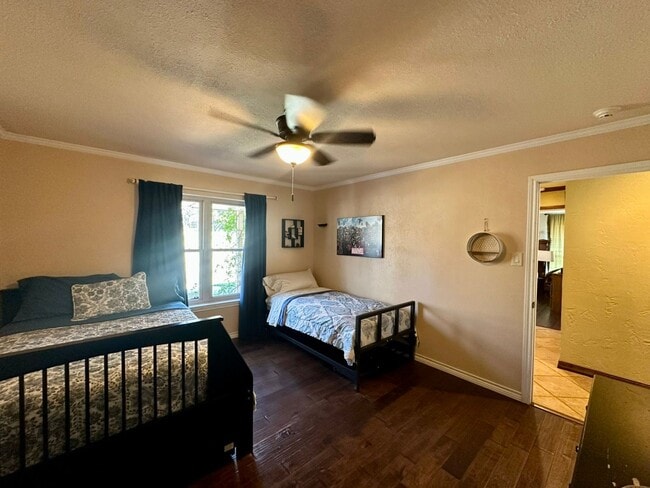 Building Photo - Stunning, fully furnished 3-bedroom, 2-bath lakefront home on Lake Palestine!