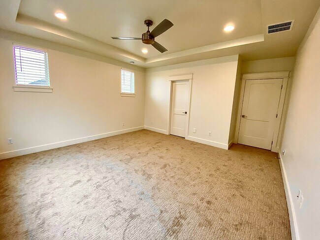 Building Photo - Beautiful Custom 6 Bedroom (2 Primary Bedr...