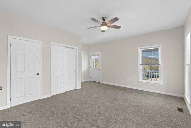 Building Photo - 100 Holiday Ct