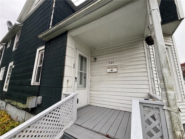 Primary Photo - 240 Bridge St