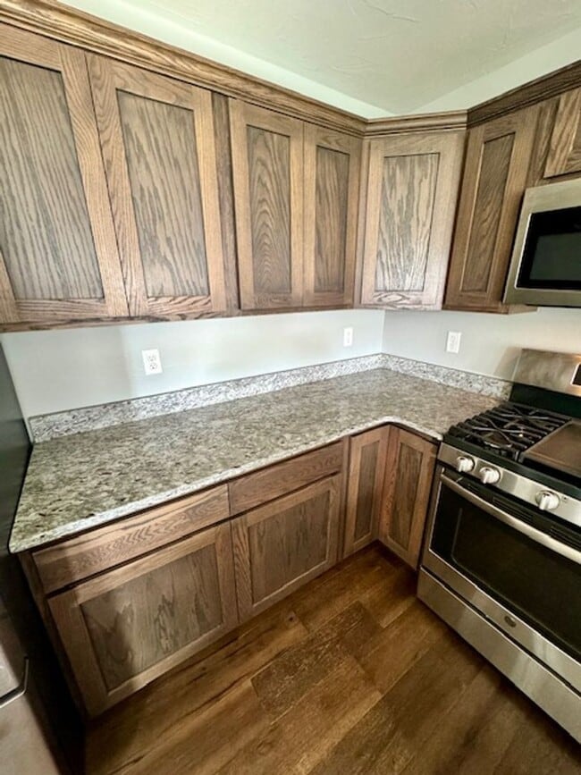 Building Photo - 3 Bedroom, 2 1/2 Bathroom Townhouse -2 weeks free rent with 1-year lease-