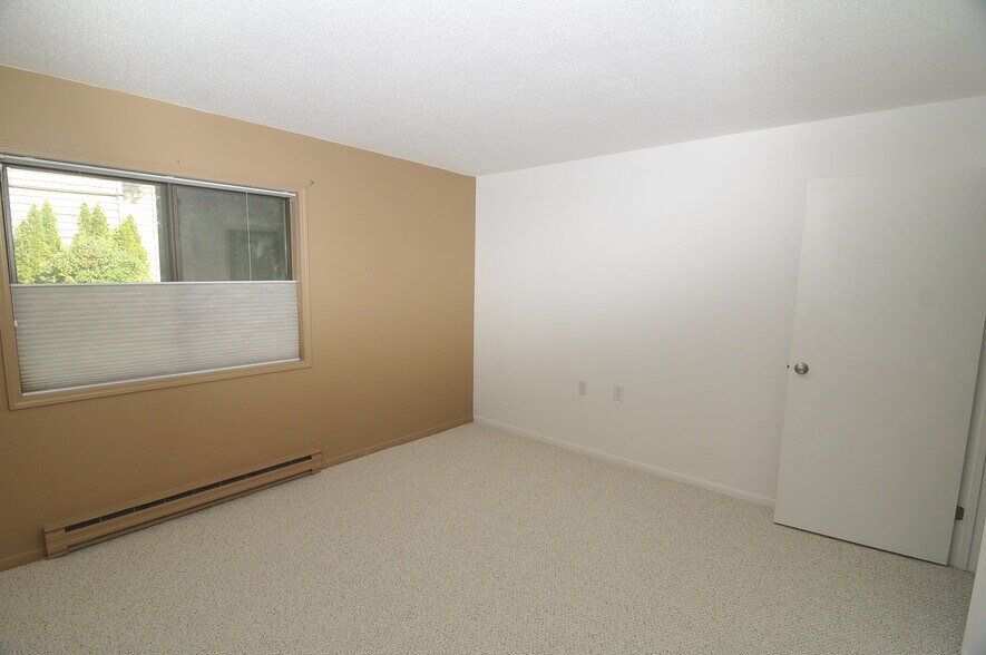 Building Photo - 15 Hawthorne Cir