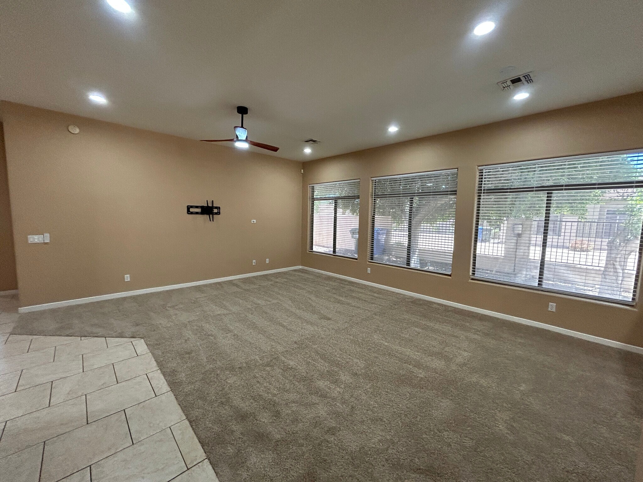 Building Photo - 2041 E Fawn Dr