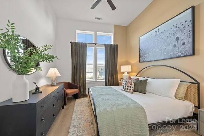 Building Photo - 536 W Tremont Ave