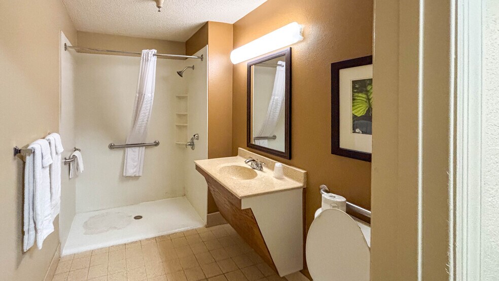 Building Photo - 530 Woods Lake Rd