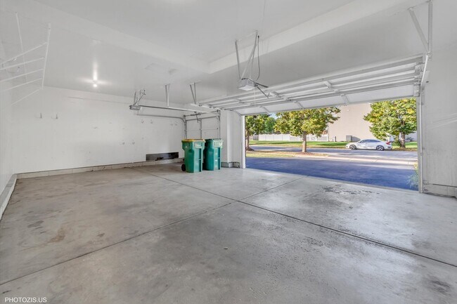 Building Photo - 24525 Champion Dr