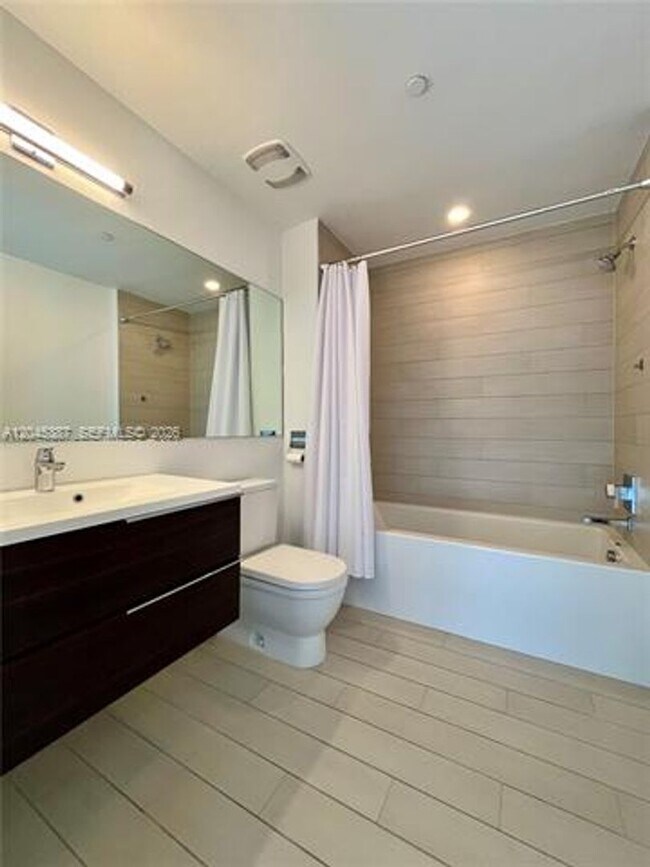 Building Photo - 9940 W Bay Harbor Dr