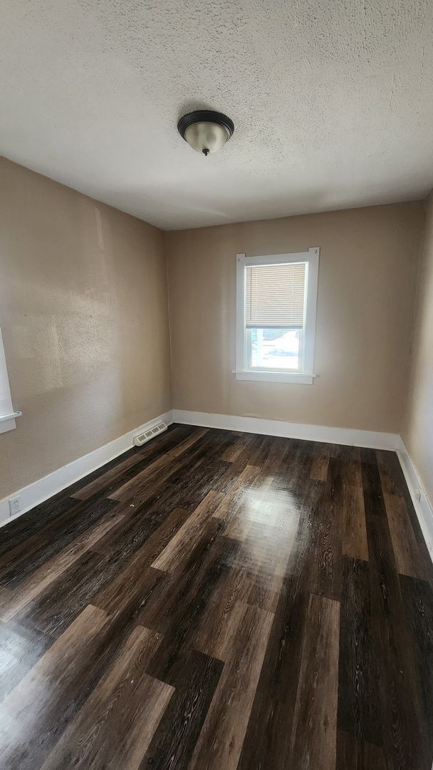 Building Photo - 2 Bed 1 Bath