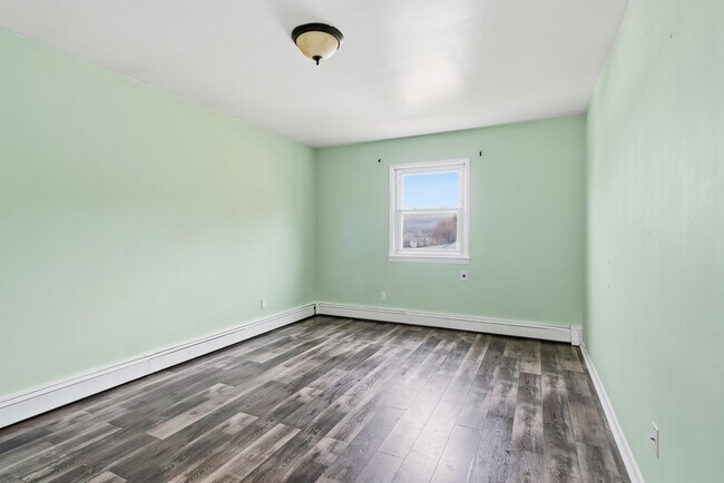 Building Photo - 2 Raydol Ave