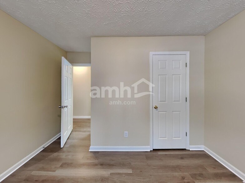 Building Photo - 820 Whitecrest Ct