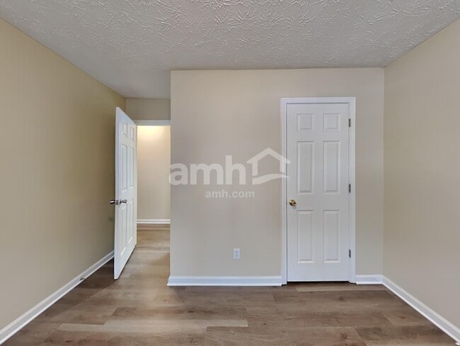 Building Photo - 820 Whitecrest Ct