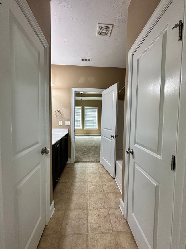 Building Photo - 3 bed/2 bath home with 1-car garage for re...