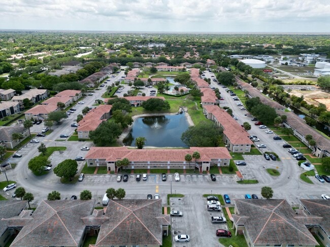 Building Photo - 10008 Twin Lakes Dr