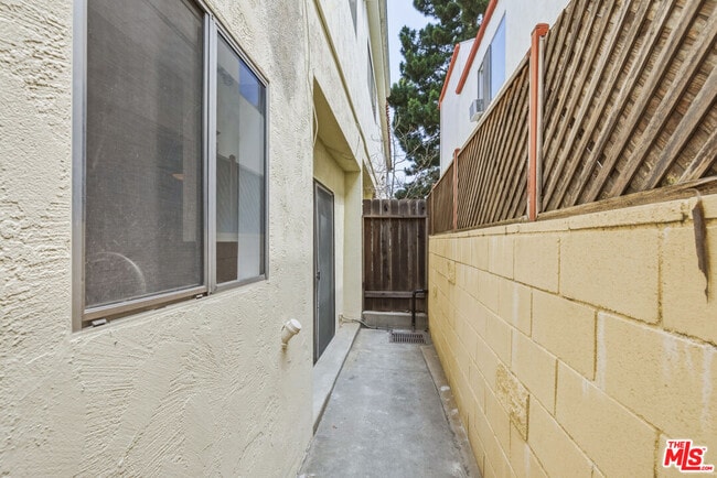 Building Photo - 1330 Yale St