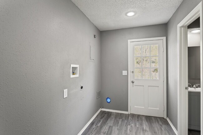 Building Photo - Spacious and updated townhome in Olathe!  1st month is Free!*