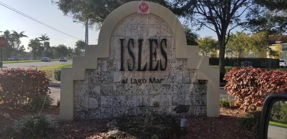 Building Photo - 643 Vista Isles Dr