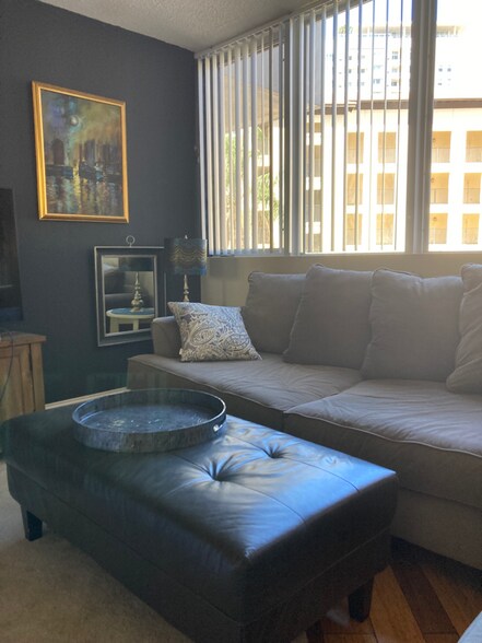 Building Photo - 470 3rd St S