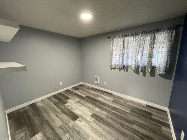 Building Photo - Fantastic 3 Bedroom Home in Town! Pet Frie...