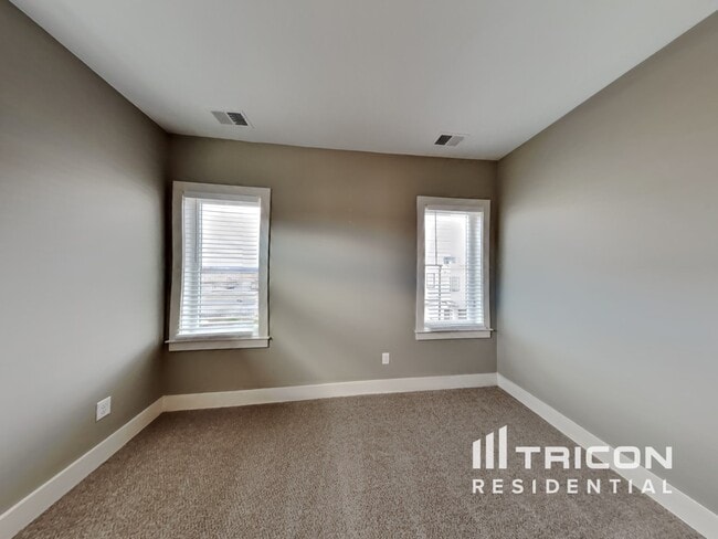 Building Photo - 1200 Hillwood Private Cove