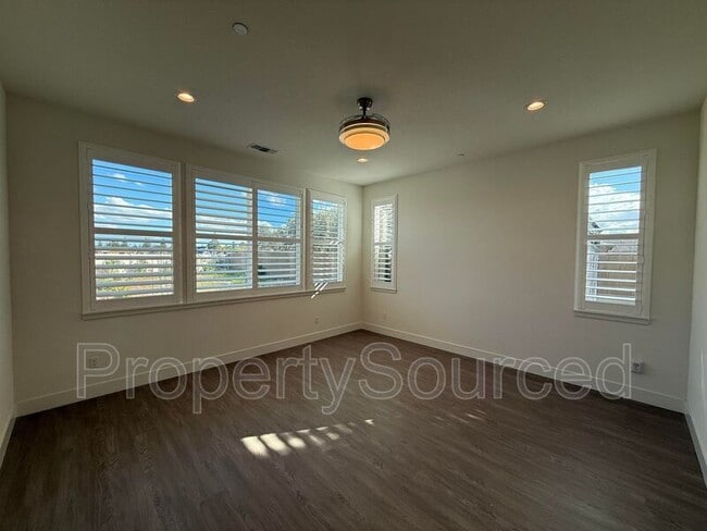 Building Photo - 1136 Crescent Ave