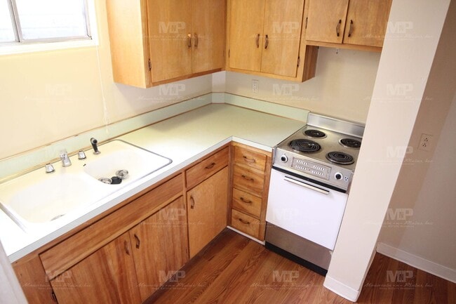 Building Photo - 640 1/2 S Meldrum St