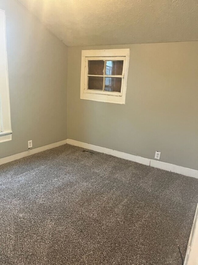 Building Photo - Large south side single Family Home Central Heat/Coolings, Hardwood