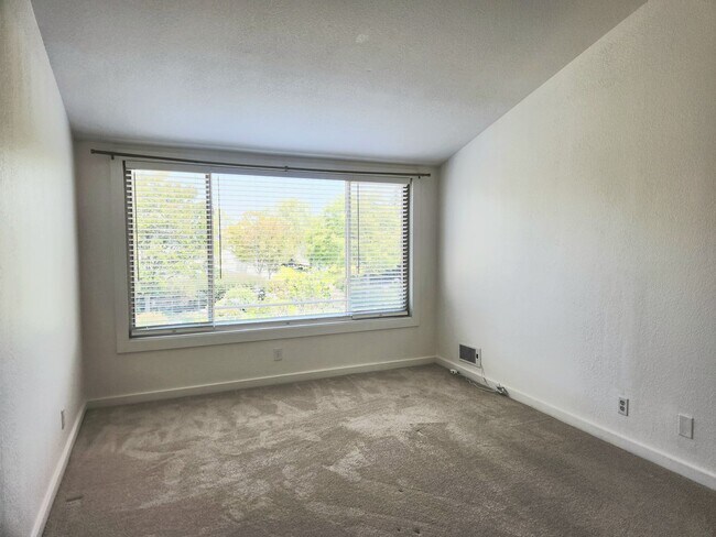 Building Photo - Spacious & bright 3 bedroom 2 bath home in...