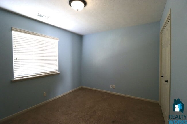 Building Photo - Great Sized 3 bed Townhome!