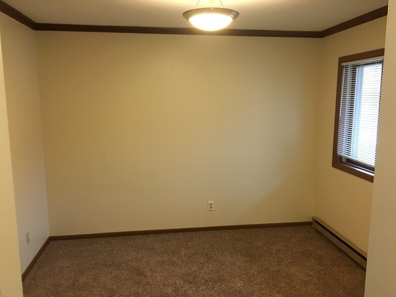 Building Photo - 4670 S Woodland Dr