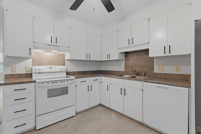 Building Photo - Charming Mount Pleasant Townhouse