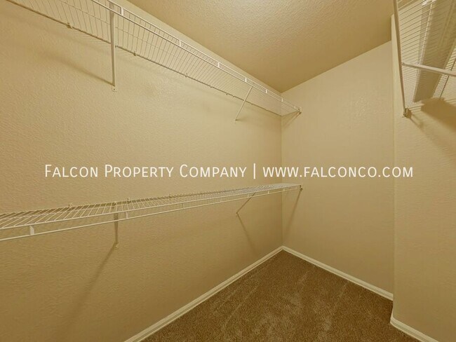 Building Photo - 6070 San Mateo Dr