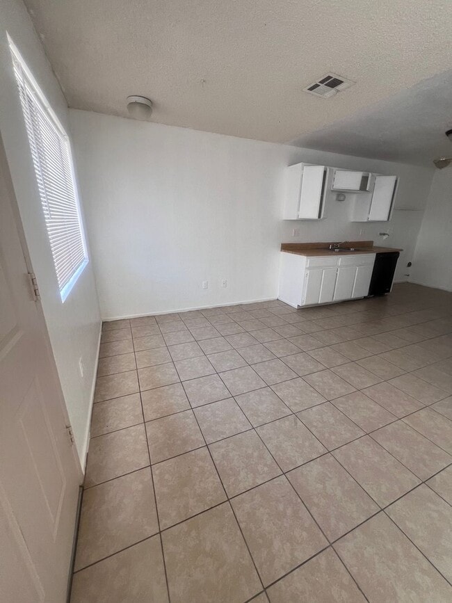 Building Photo - 2-Bedroom Apartment in Desert Hot Springs,...