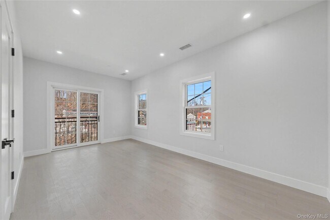 Building Photo - 10 Market St