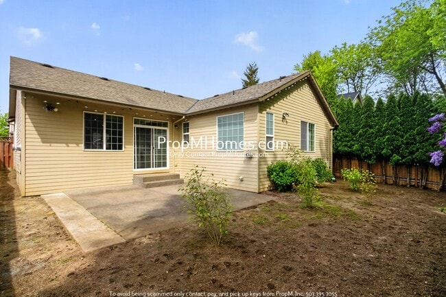 Building Photo - Spacious Three Bedroom Home in Clackamas!