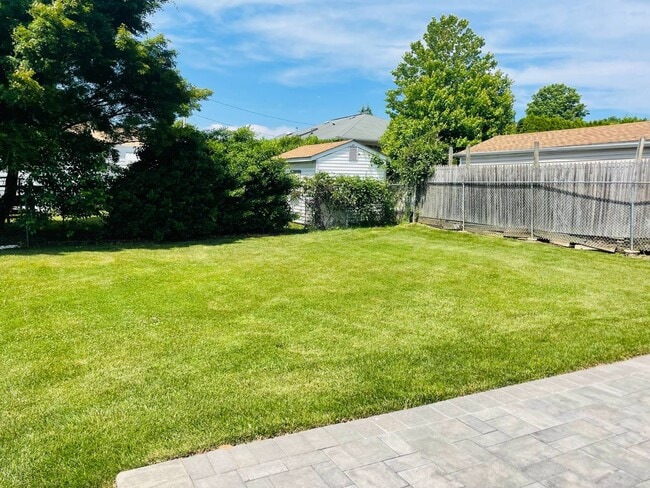 Building Photo - 27 1st St