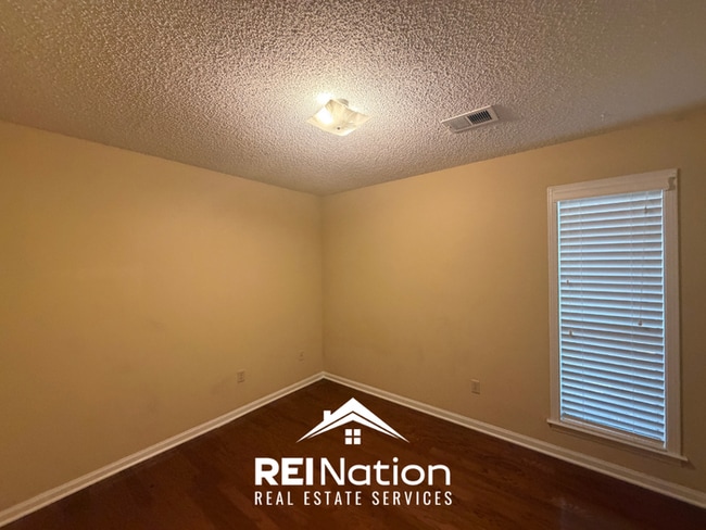 Building Photo - JUST LISTED! 3BR/2BA Memphis Stunner | Vaulted Ceilings & Stone Fireplace | Fenced Yard!