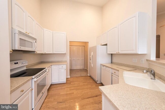 Building Photo - 712 Kings Path