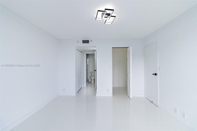 Building Photo - 7601 E Treasure Dr