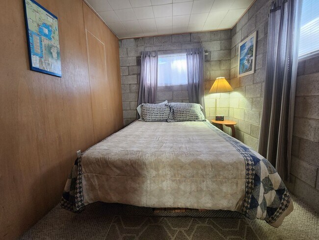 Building Photo - SKI LEASE: Close to Bus Line, Full Kitchen...